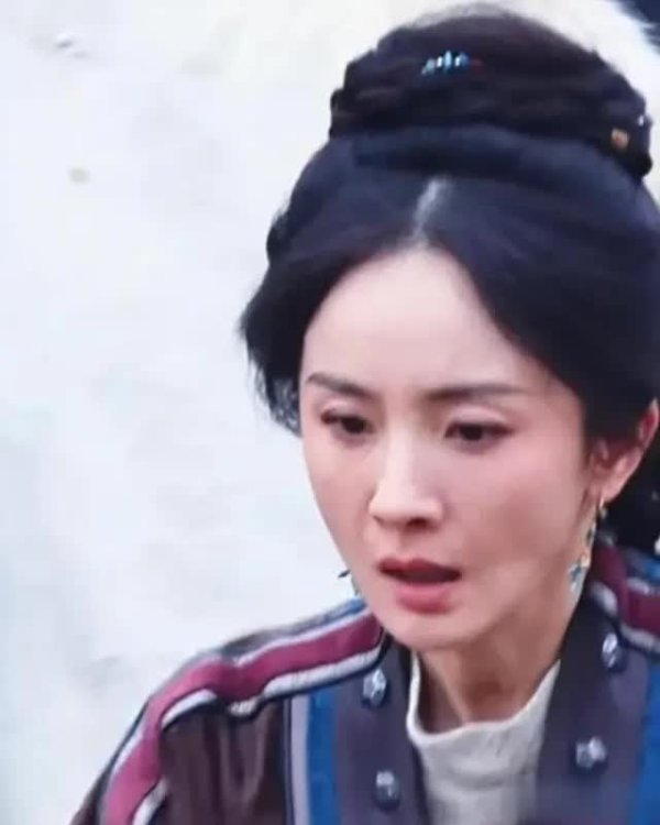 股票配资学习 不会演少女别乱演！杨幂路透脸肿沧桑，没播就差评一片